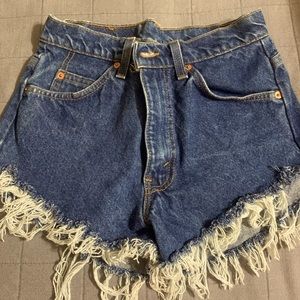 High waisted levis shorts ! Like new !!